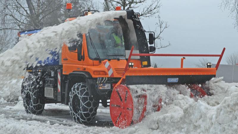 Унимог Мерседес для чистки снега